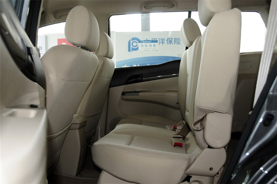 新普力马 2013款 1.6L MT 7座创想版 空间