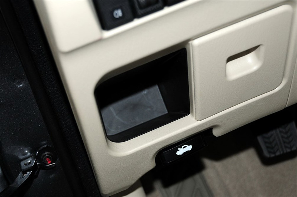 新普力马 2013款 1.6L MT 7座创想版 内饰 