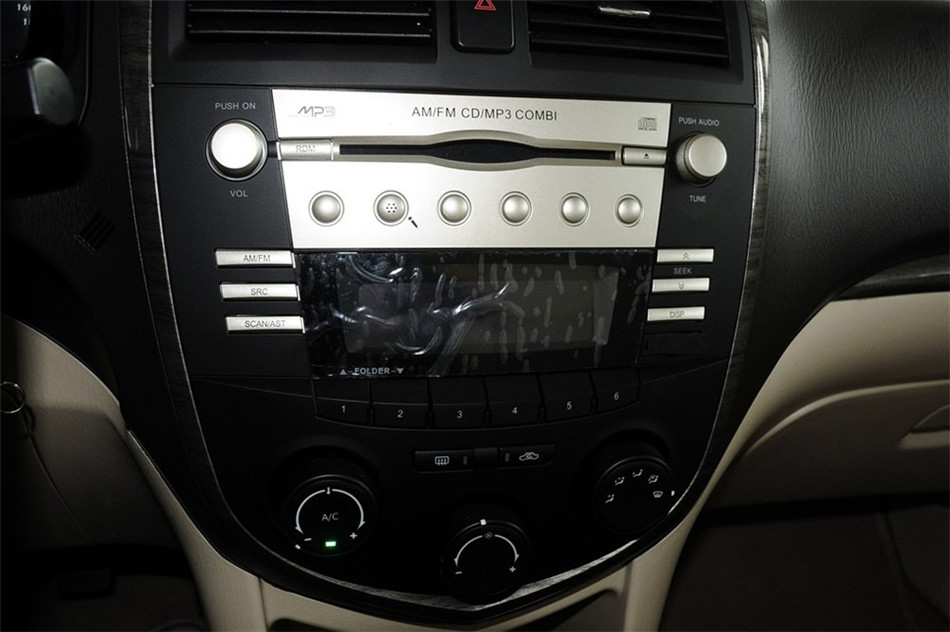 新普力马 2013款 1.6L MT 7座创想版 内饰 