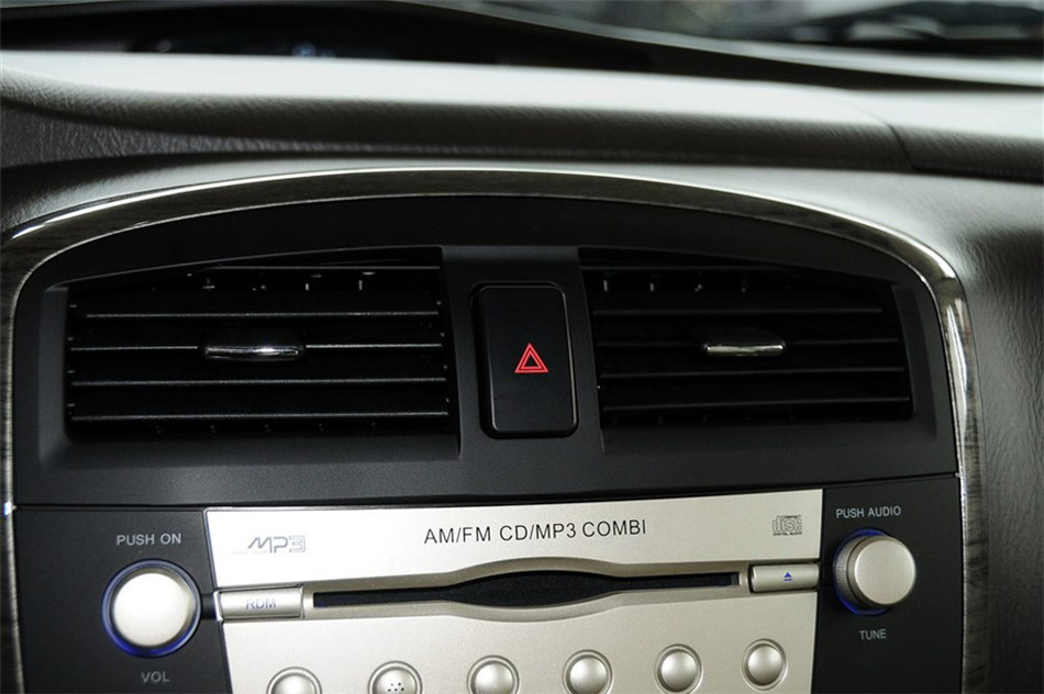 新普力马 2013款 1.6L MT 7座创想版 内饰 