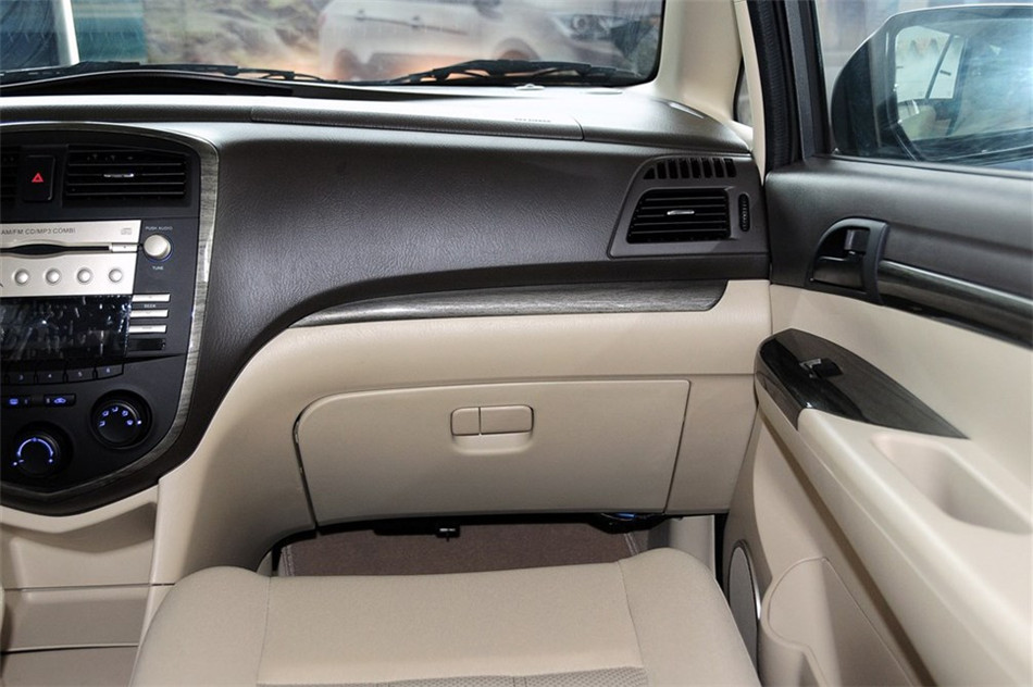 新普力马 2013款 1.6L MT 7座创想版 内饰 