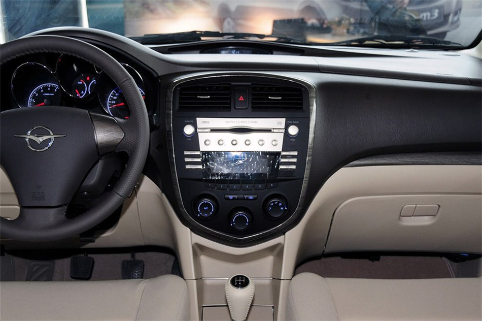 新普力马 2013款 1.6L MT 7座创想版 内饰 