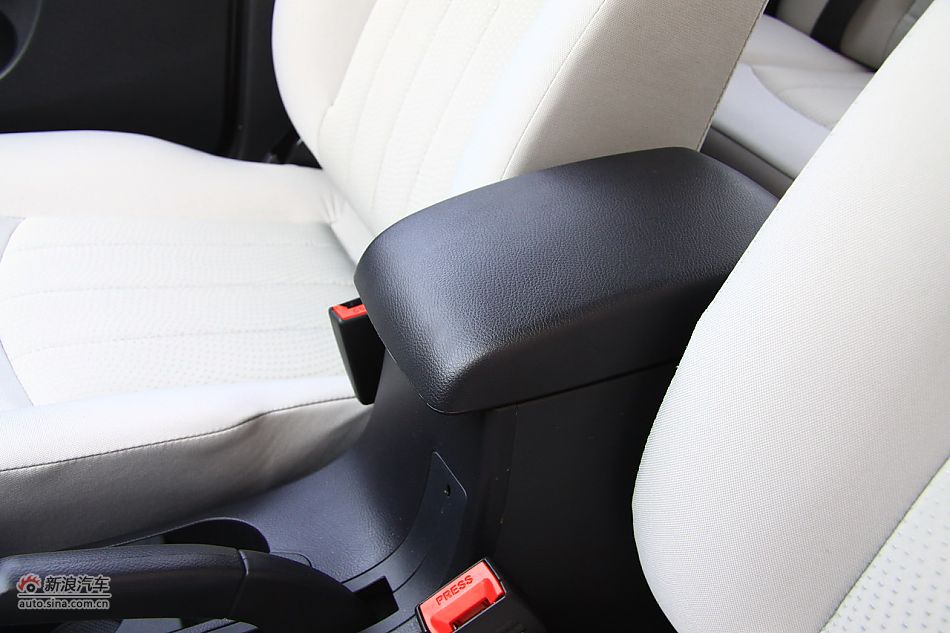 2011款海马福美来三代内饰