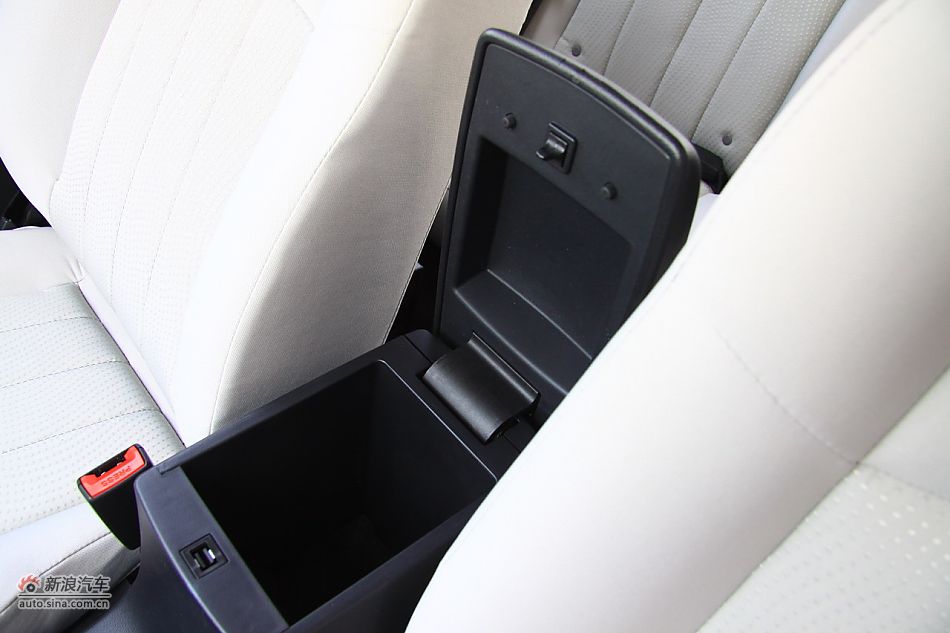 2011款海马福美来三代内饰