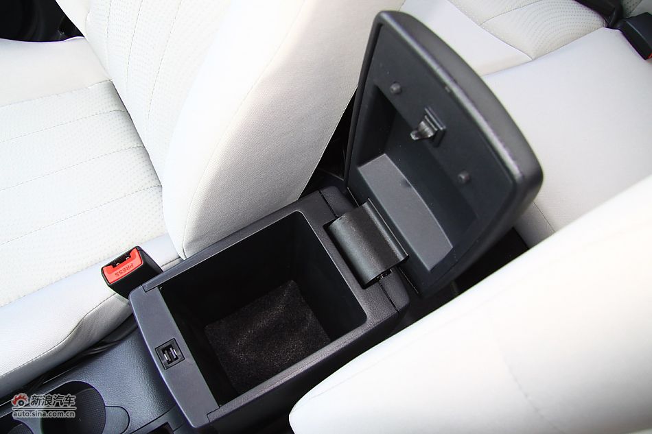 2011款海马福美来三代内饰