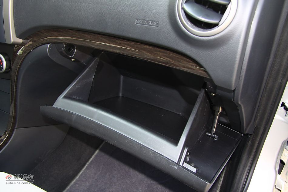 2011款海马福美来三代内饰