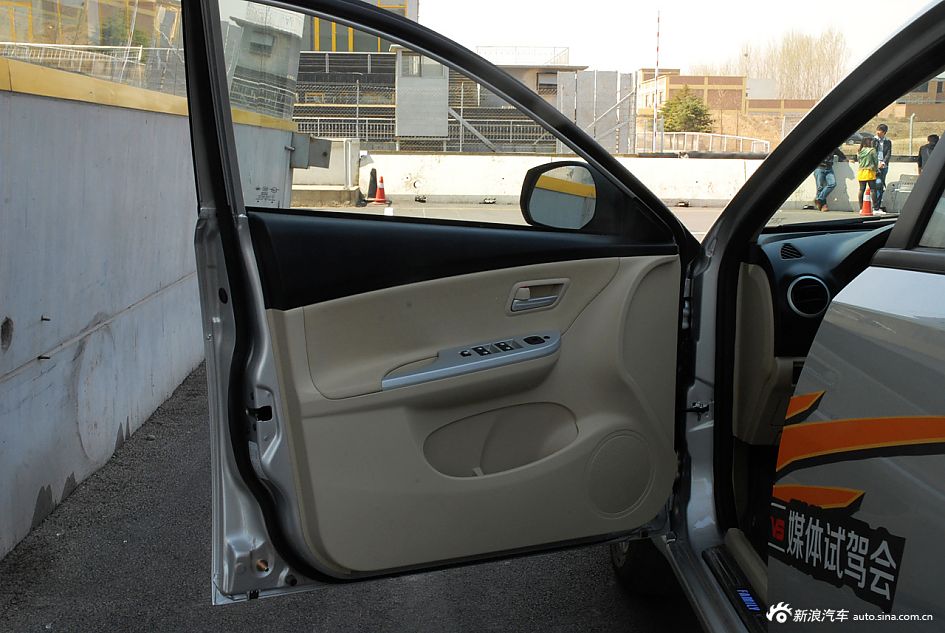 新浪汽车体验试驾新福美来VS
