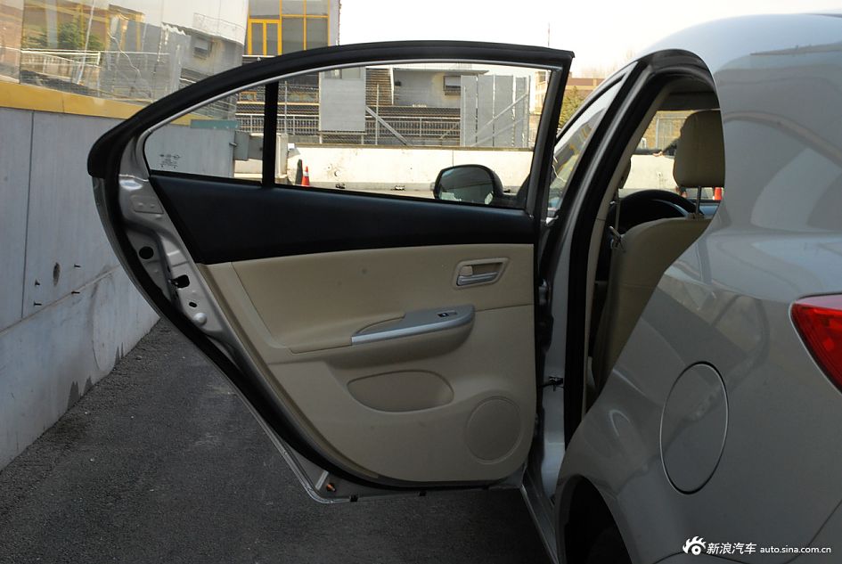 新浪汽车体验试驾新福美来VS