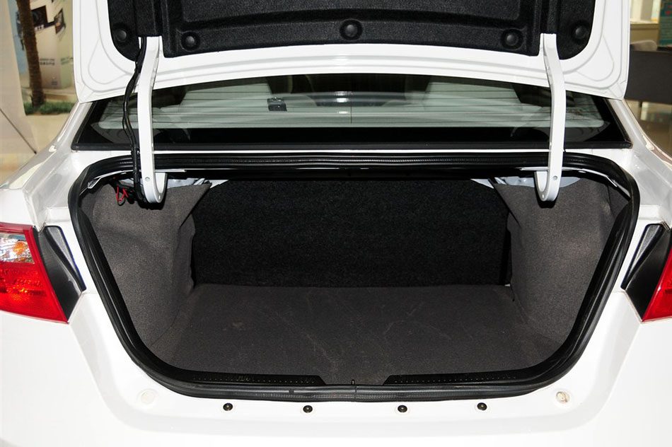 2014款 三厢 1.6L 手动冠军版 座椅空间