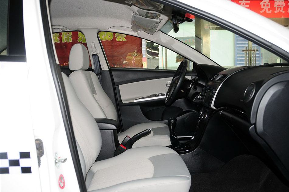2014款 三厢 1.6L 手动冠军版 座椅空间