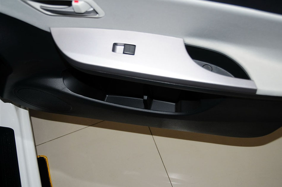 2014款 三厢 1.6L 手动冠军版 座椅空间