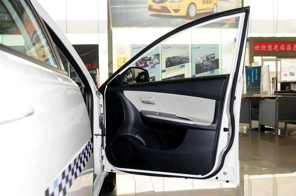 2014款 三厢 1.6L 手动冠军版 座椅空间