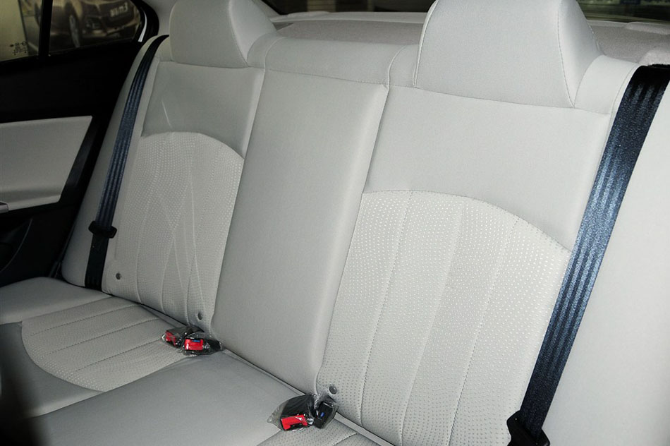 2014款 三厢 1.6L 手动冠军版 座椅空间