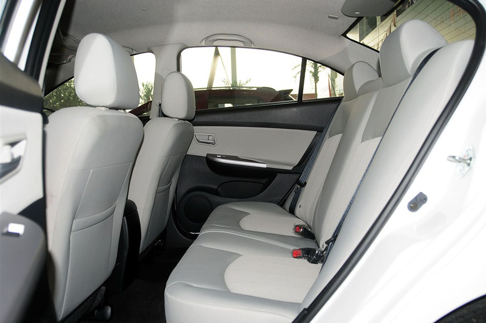 2014款 三厢 1.6L 手动冠军版 座椅空间