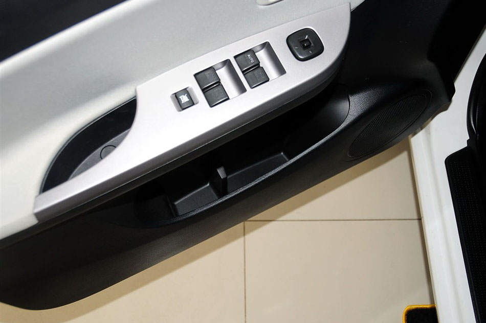 2014款 三厢 1.6L 手动冠军版 座椅空间