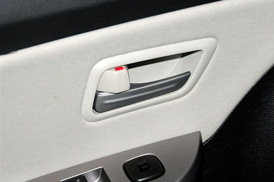 2014款 三厢 1.6L 手动冠军版 座椅空间