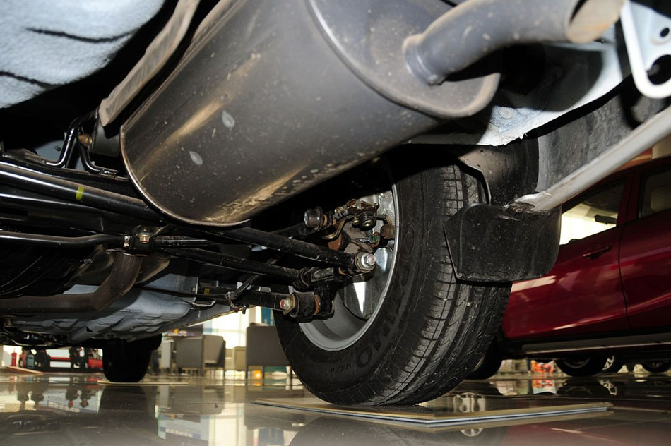 2014款 三厢 1.6L 手动冠军版 引擎底盘