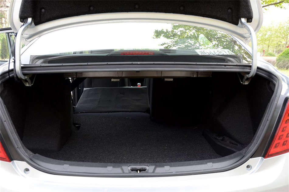 众泰Z300 2013款 1.6L AT 尊贵型 空间