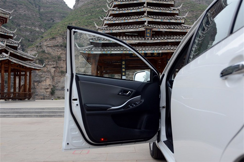 众泰Z300 2013款 1.6L AT 尊贵型 空间