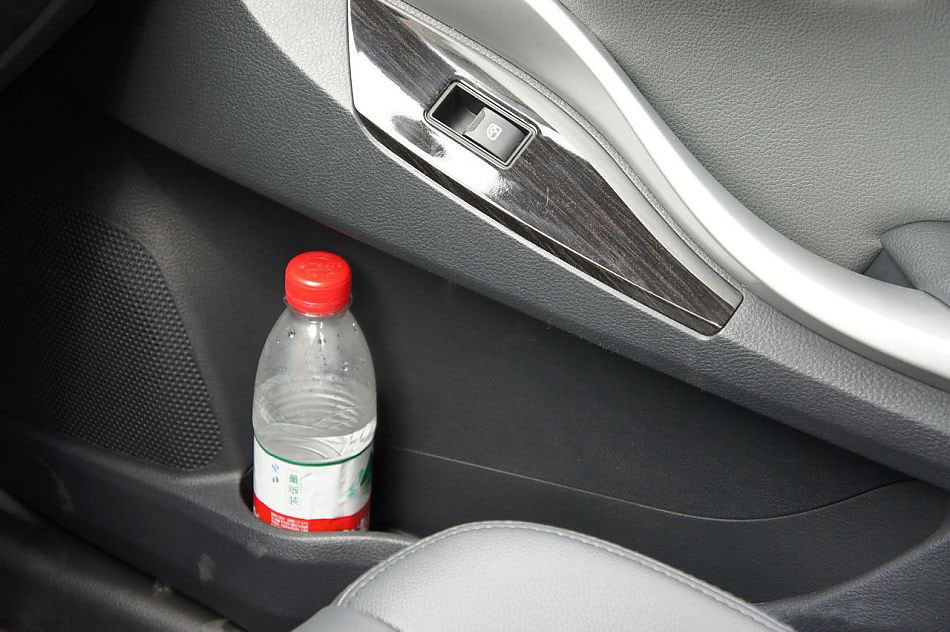 众泰Z300 2013款 1.6L AT 尊贵型 空间