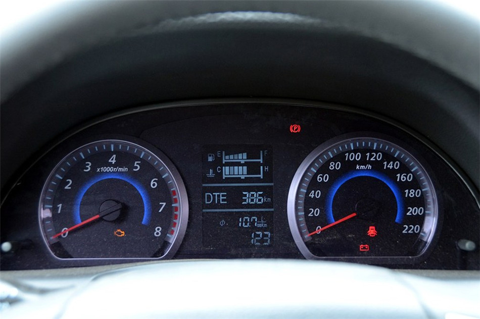 众泰Z300 2013款 1.6L AT 尊贵型 内饰