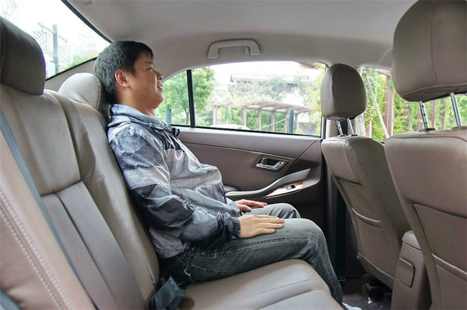 2014款 1.5L MT 手动豪华型 座椅空间