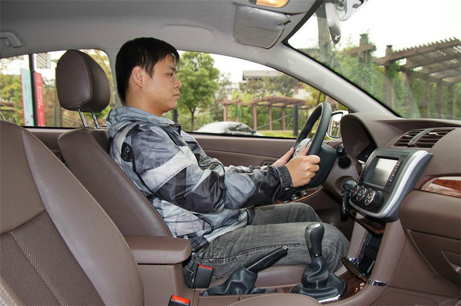 2014款 1.5L MT 手动豪华型 座椅空间