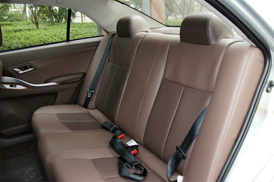 2014款 1.5L MT 手动豪华型 座椅空间