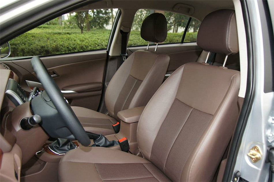 2014款 1.5L MT 手动豪华型 座椅空间