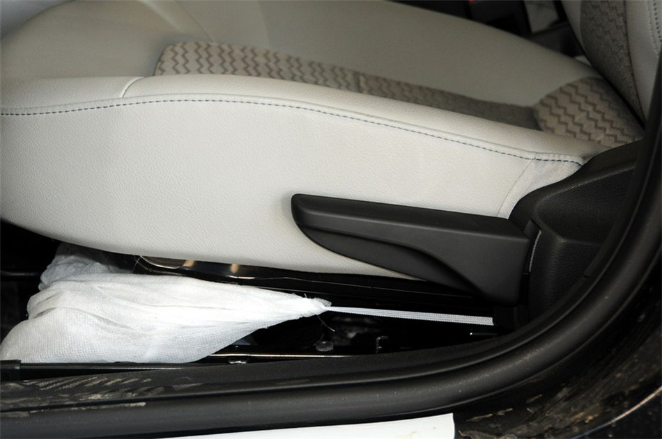 2013款 1.6L MT 智选型 座椅空间