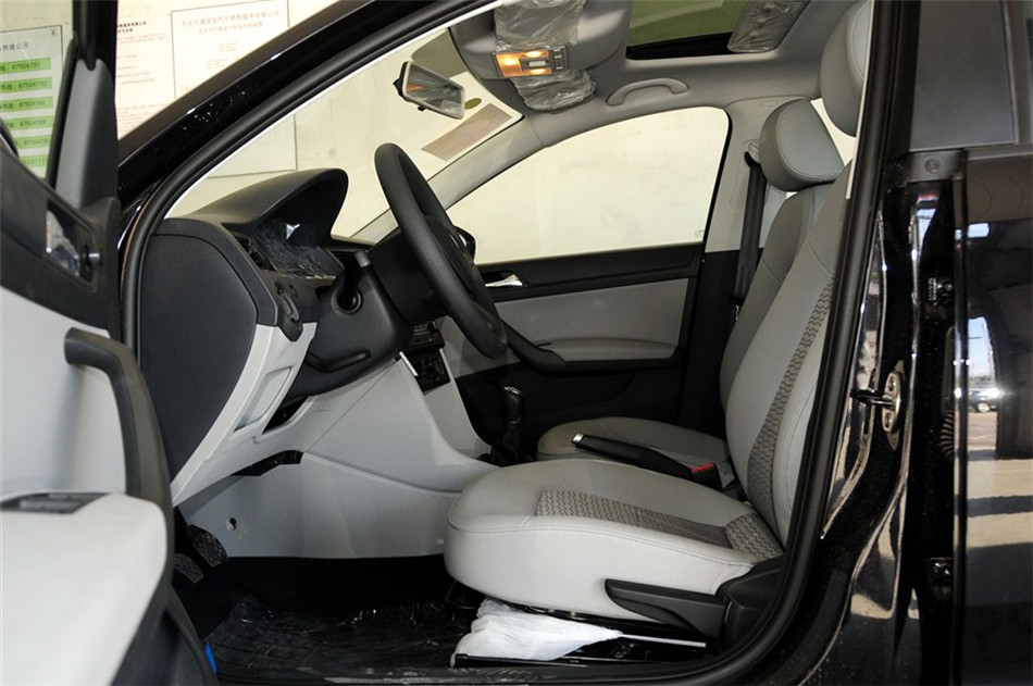 2013款 1.6L MT 智选型 座椅空间