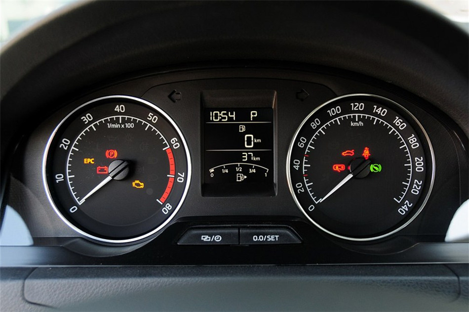 2013款 1.6L AT 优选型 内饰