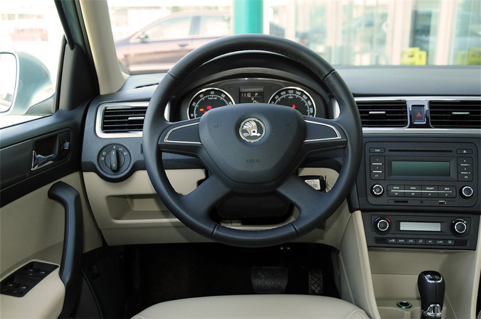 2013款 1.6L AT 优选型 内饰
