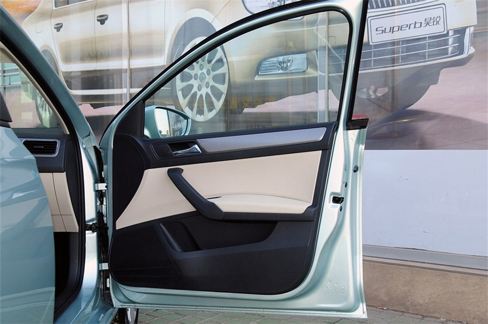 2013款 1.6L AT 优选型 座椅空间