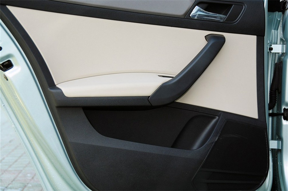 2013款 1.6L AT 优选型 座椅空间