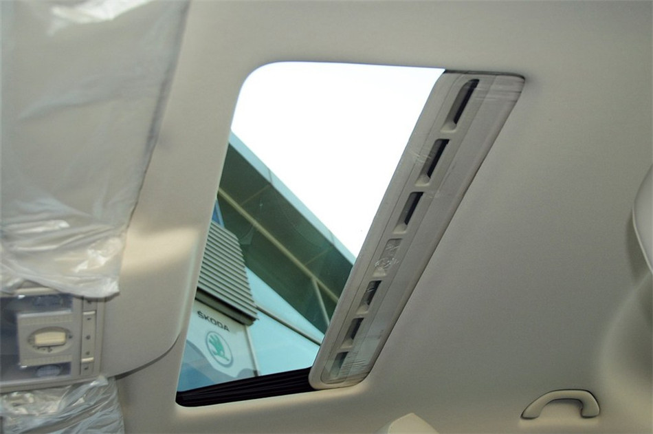 2013款 1.6L AT 优选型 座椅空间