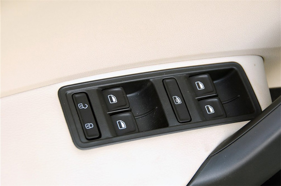 2013款 1.6L AT 优选型 座椅空间