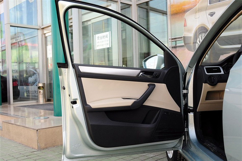 2013款 1.6L AT 优选型 座椅空间