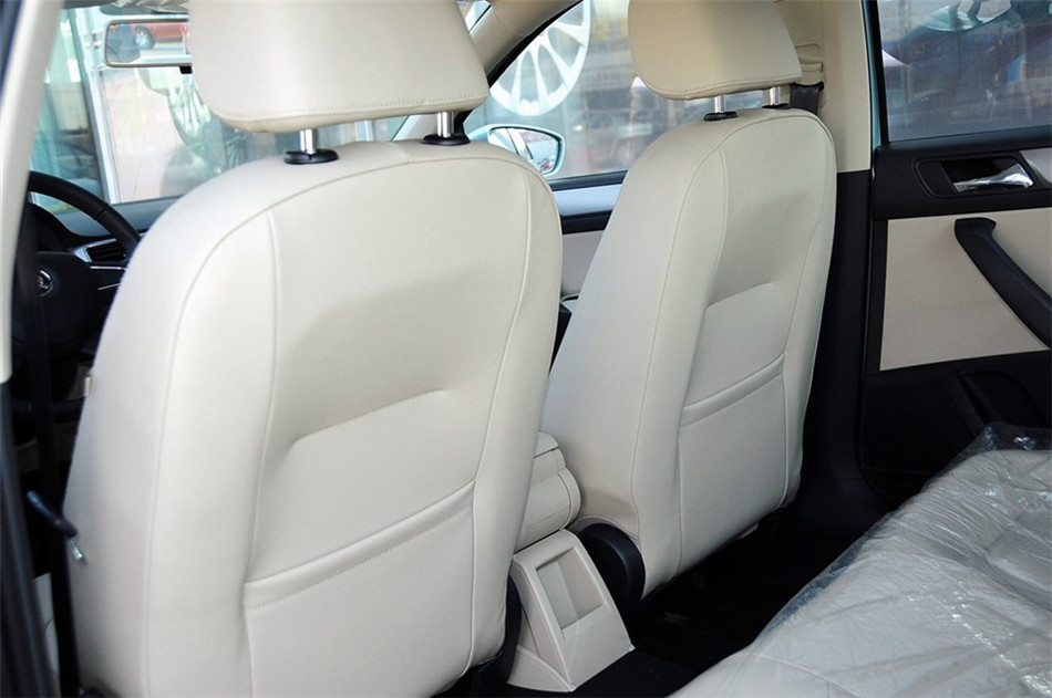2013款 1.6L AT 优选型 座椅空间