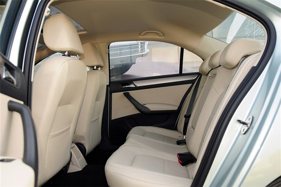 2013款 1.6L AT 优选型 座椅空间