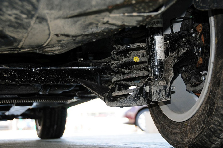 2013款 1.6L AT 优选型 引擎底盘