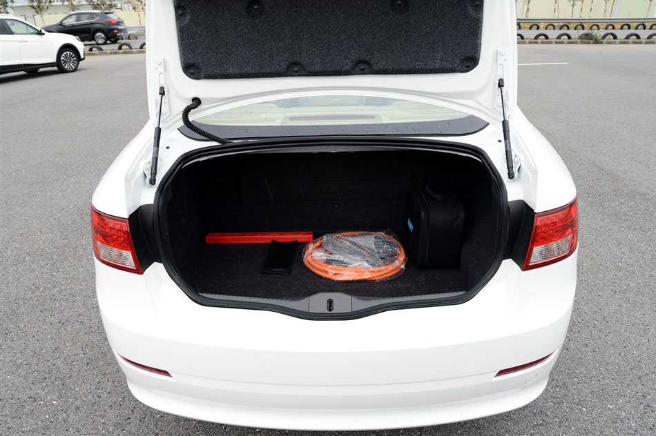 2015款 增程式 尊享版 座椅空间