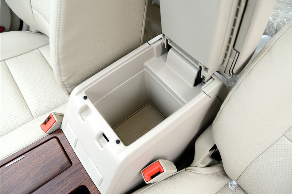 2015款 增程式 尊享版 座椅空间