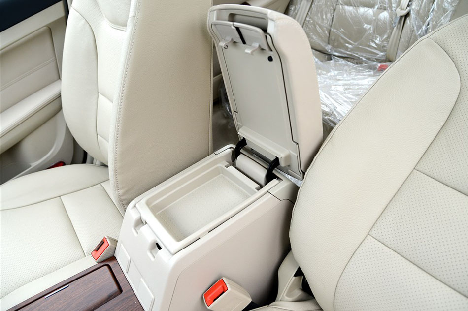 2015款 增程式 尊享版 座椅空间