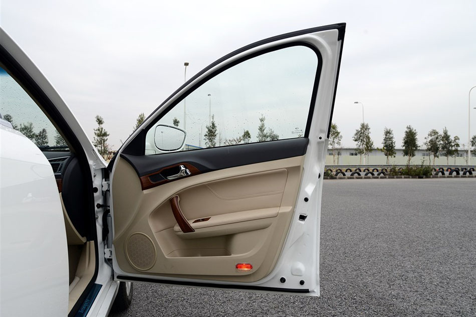 2015款 增程式 尊享版 座椅空间