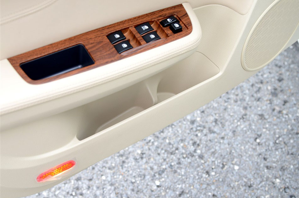 2015款 增程式 尊享版 座椅空间