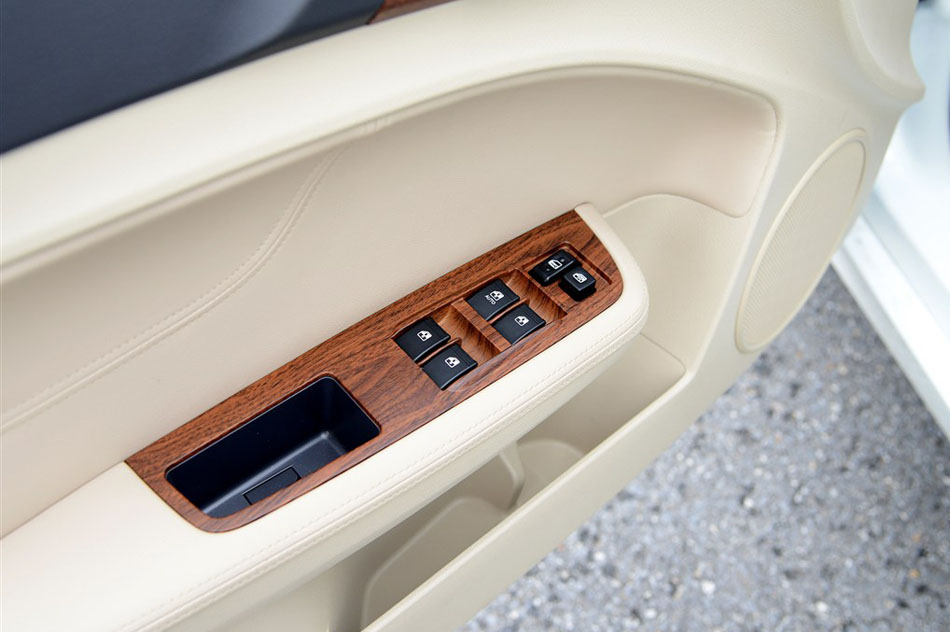 2015款 增程式 尊享版 座椅空间