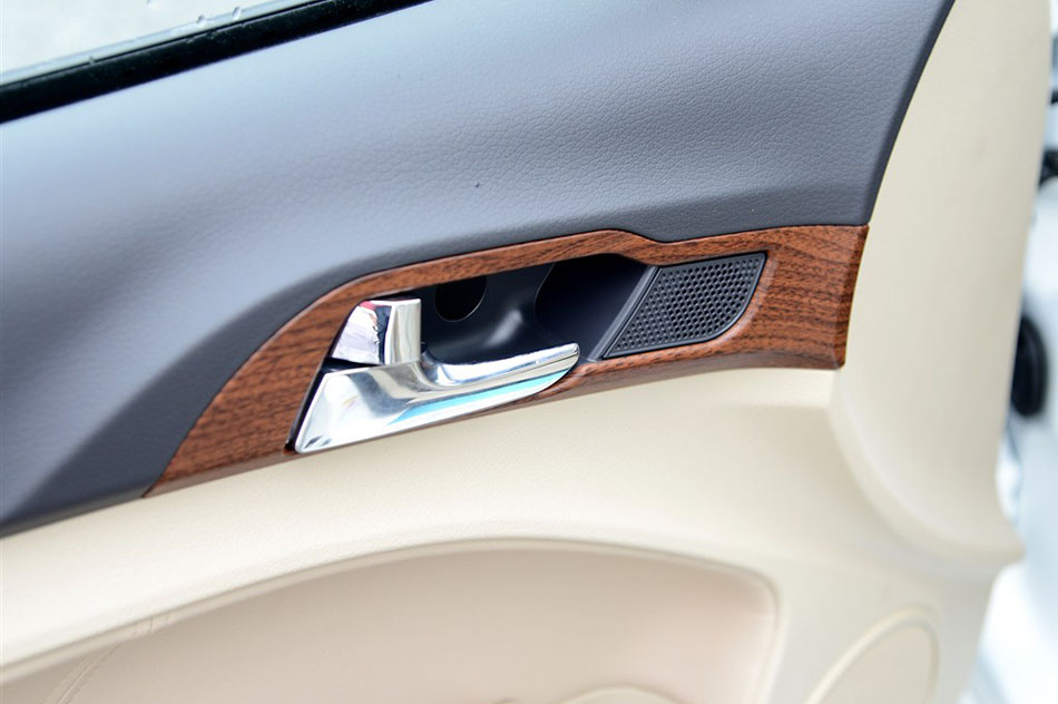 2015款 增程式 尊享版 座椅空间