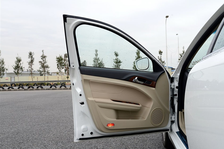 2015款 增程式 尊享版 座椅空间