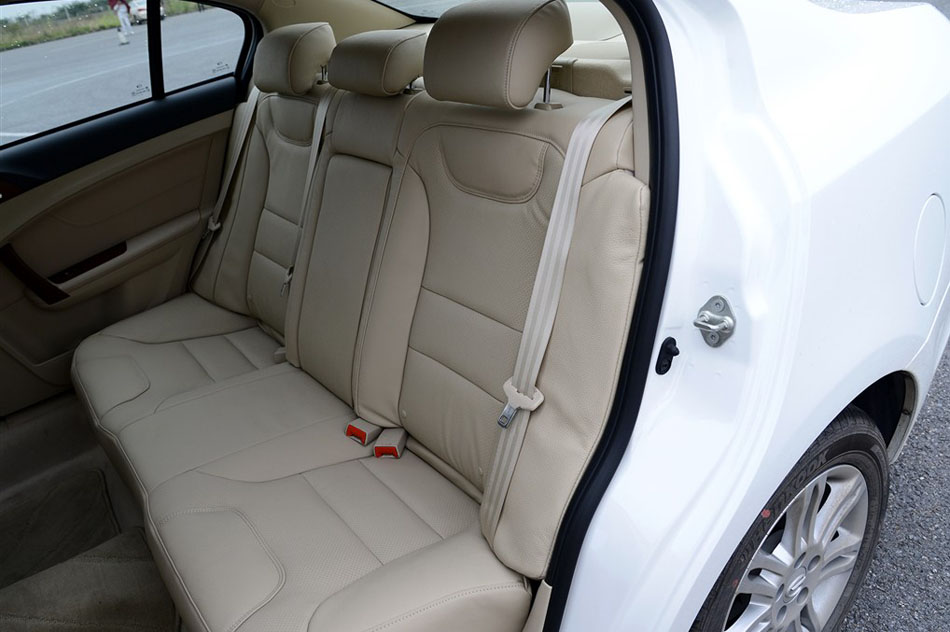 2015款 增程式 尊享版 座椅空间